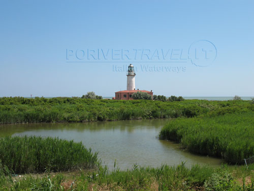 Faro tra le foci ed il mare